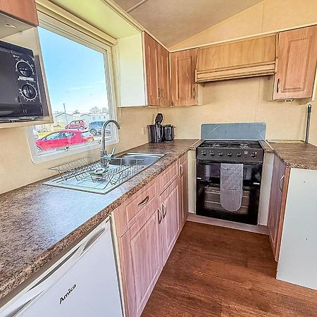 Superb Caravan At Seawick Holiday Park, Sleeps 8 Ref 27202Sw Clacton-on-Sea Extérieur photo