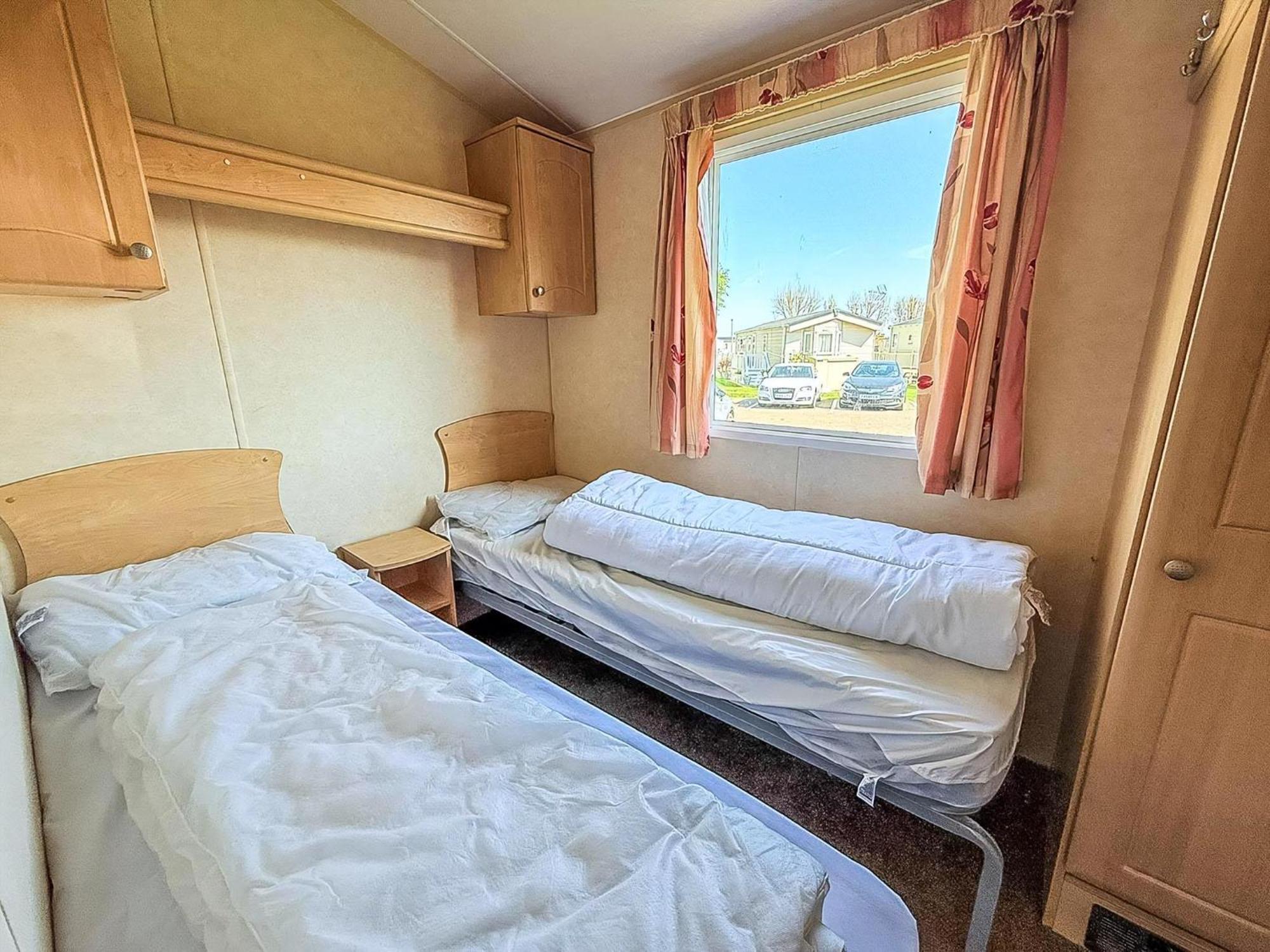 Superb Caravan At Seawick Holiday Park, Sleeps 8 Ref 27202Sw Clacton-on-Sea Extérieur photo
